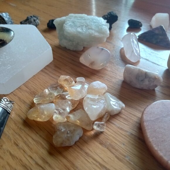 Lot of crystals! Selenite hexagon, pendants, heart worry stone - Picture 3 of 6